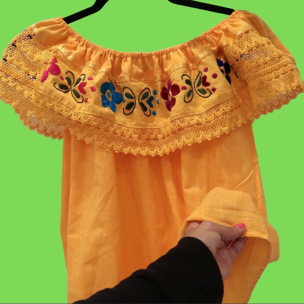 NWOT UNIQUE BUY GUATEMALA Handstitch Flower Tunic